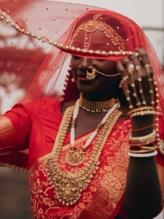 लाल बनारसी साड़ी..सोने के गहने पहन दुल्हन बनी विदेशी महिला, माथे पर लगाया कृष्ण तिलक