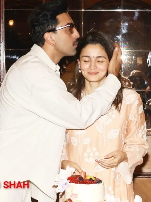 अपनी बर्थडे पार्टी में इतना सस्ता कुर्ता पहन खूबसूरत लगीं आलिया, निहारते रह गए रणबीर