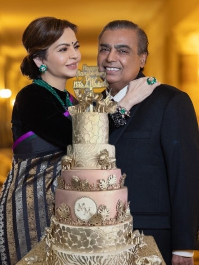 नीता और मुकेश अंबानी की शादी को हुए 40 साल, परिवार में जश्न, काटा खास केक, PHOTOS