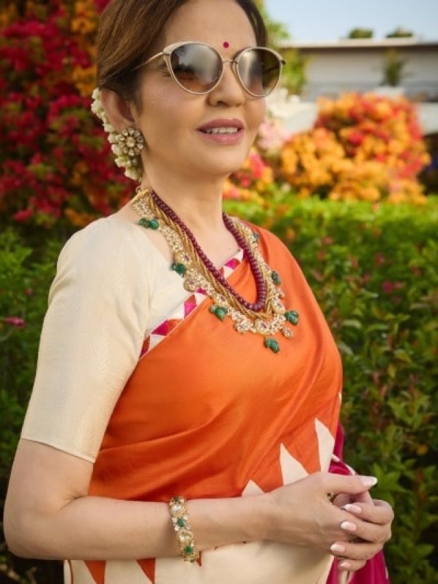 पटोला साड़ी पर चश्मा पहन नीता अंबानी ने बिखेरा जलवा, स्टाइल में बहुओं को दी टक्कर