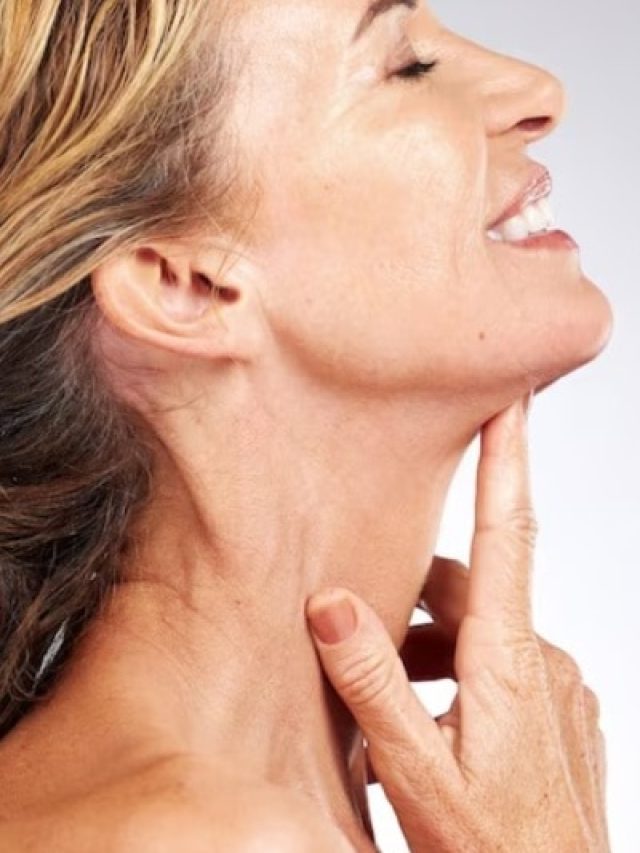 गर्दन की झुर्रियां आपके लुक को कर रहीं खराब? 40 से पहले अपनाएं ये 4 टिप्स