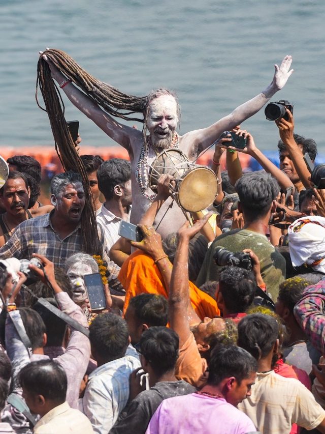 হর হর মহাদেব! চিতাভস্মের হোলি শুরু, গায়ে কাঁটা দেওয়া ঘটনা