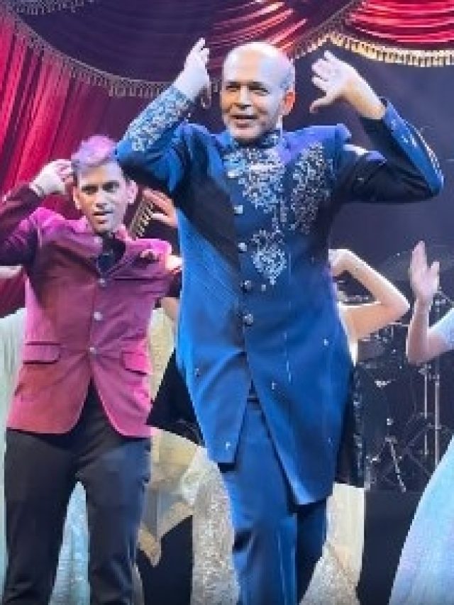 61 साल के आशुतोष गोवारिकर का धमाकेदार डांस, बेटे की शादी में जमाया रंग, मूव्ज पर फिदा फैंस