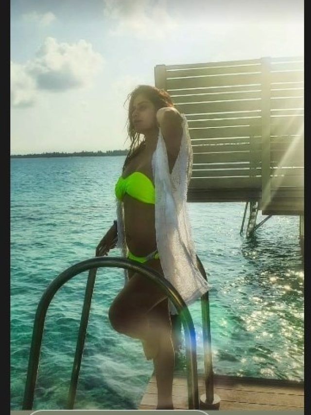 बिकिनी में गोविंदा की भांजी, अकेले कर रहीं चिल? यूजर्स बोले-पति कहां हैं?