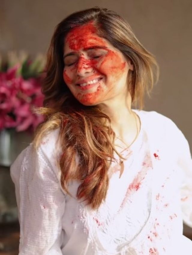 शादी के बाद गोविंदा की भांजी की पहली होली, ससुराल में पति संग मनाया जश्न, झूमती आईं नजर