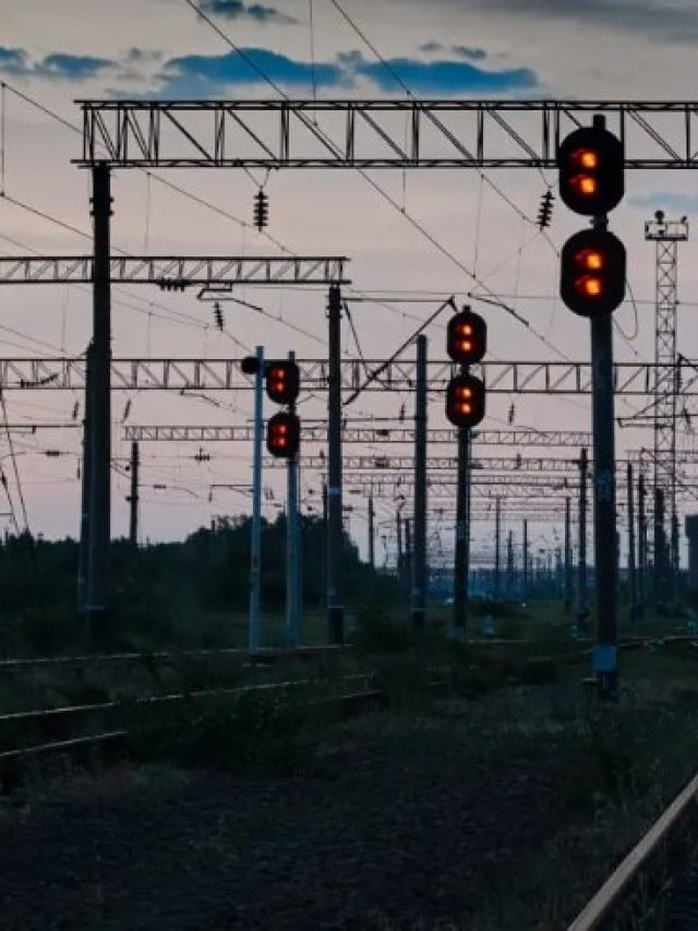 রেলে হলুদ সিগন্যাল মানে জানেন? বলতে পারলেই দশে দশ