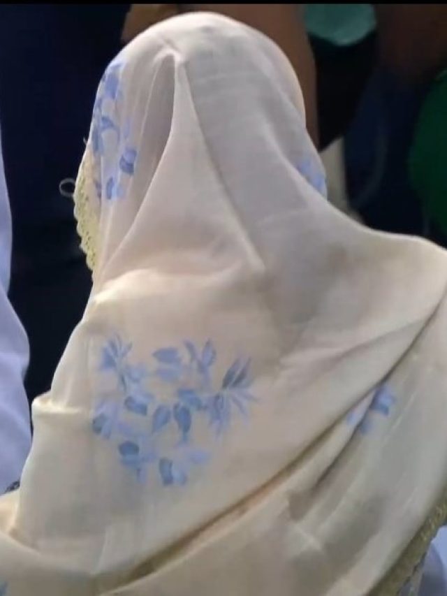 कोहली ने जीत के बाद शमी की मां के छुए पैर, दिल छू लेगा VIDEO