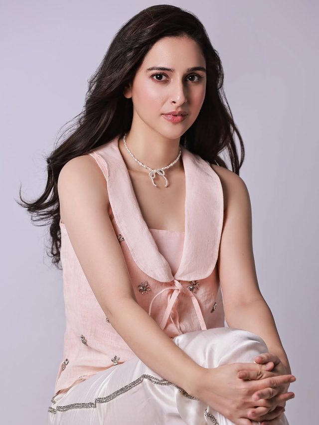 डिप्लोमैट में बुर्का पहनकर पर्दे पर दिखीं एक्ट्रेस सादिया, बताया किस बात का था डर