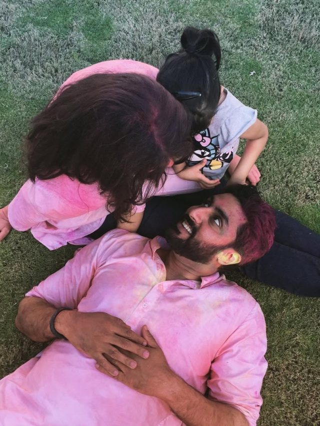 जब होली पर ऐश्वर्या संग रोमांटिक हुए थे अभिषेक, गोद में लेटे आए थे नजर, फोटो वायरल