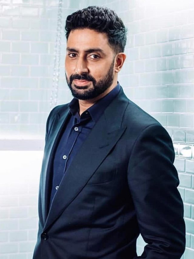 रेखा को देख खुश हुए अभिषेक, स्टेज पर जाकर लगाया गले, वीडियो हुआ वायरल