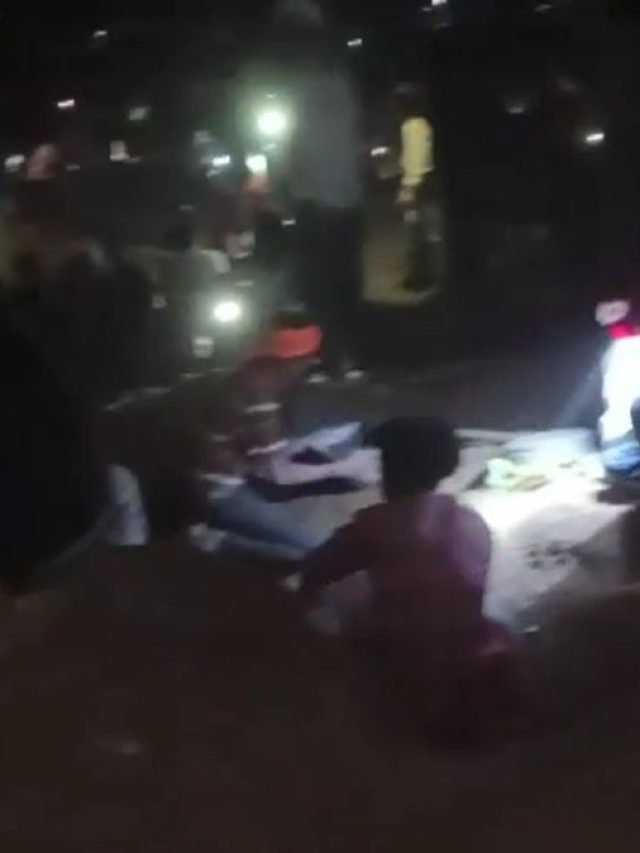 रात होते ही टॉर्च लेकर खेत खोदने लगते हैं लोग', क्या है रहस्य?