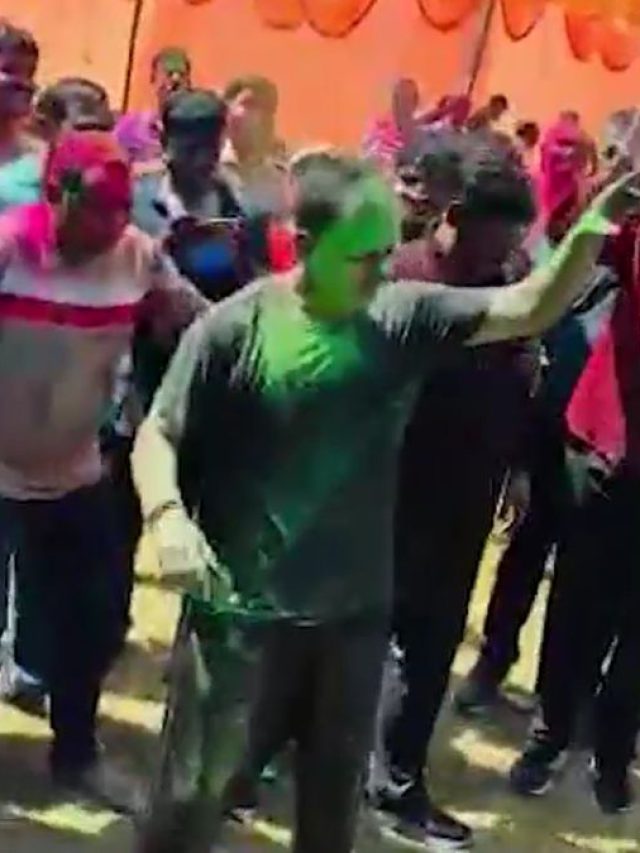 'मेरा बालम थानेदार...' गाने पर SP ने लगाए ठुमके, Video