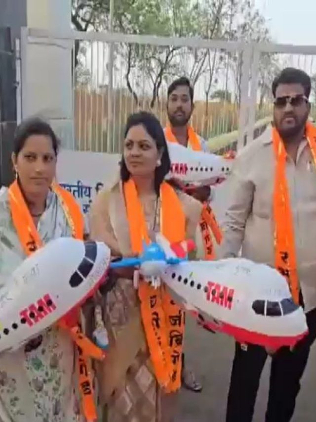 एयरपोर्ट के सामने उड़ते दिखे प्लास्टिक के जहाज, क्या है कहानी