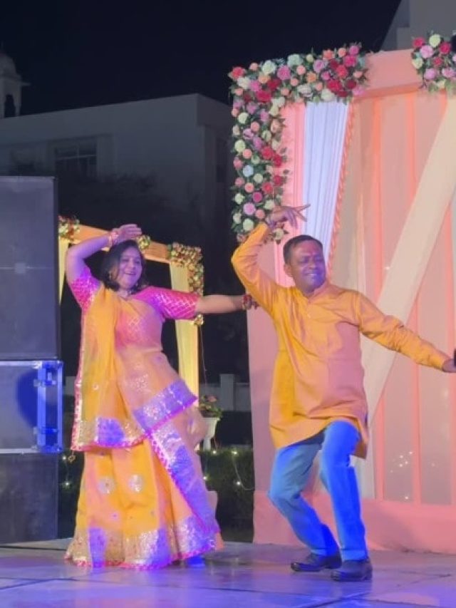 ऊई उम्मा गाने पर आंटी-अंकल के ठुमके देख दीवाने हुए यूजर्स, Video Viral