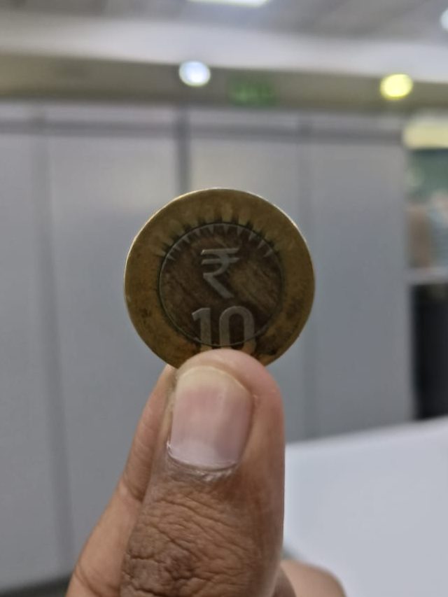 10 के सिक्के का ये पीले वाला हिस्सा किसका बना होता है?