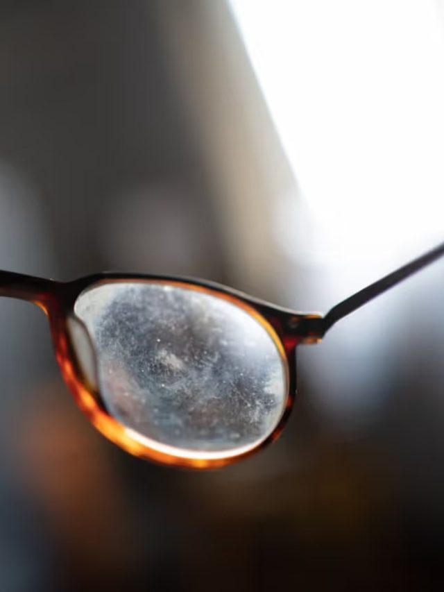 নোংরা চশমার কাঁচ মুছবেন কীভাবে? রইল সেরা টিপস