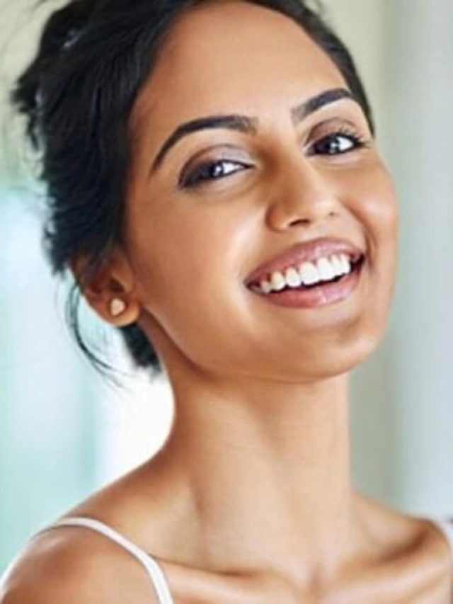 এই জিনিস লাগালে ঠোঁট ফাটবে না, কী জিনিস?