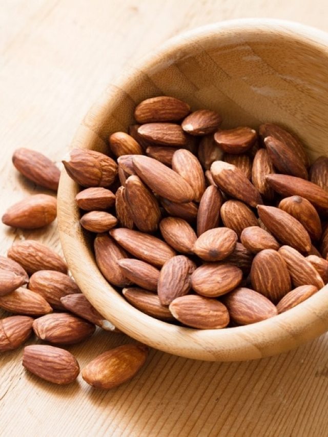 अगर आप भी इस तरह खाते हैं बादाम तो फायदे की जगह होगा नुकसान