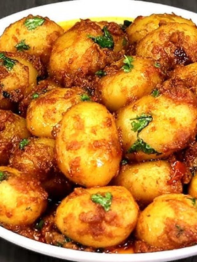 গন্ধে পুরো বাড়ি ম ম, আলুর দমে হিং পড়লে উফফ