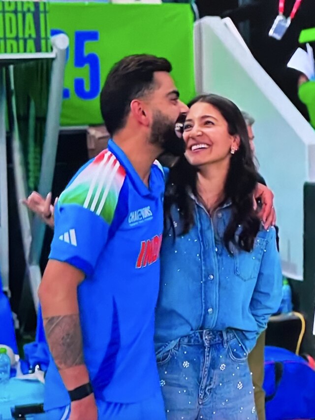 ब्लू डेनिम पहनकर अनुष्का ने दिया टीम इंड‍िया का साथ, जानें कितनी है इसकी कीमत