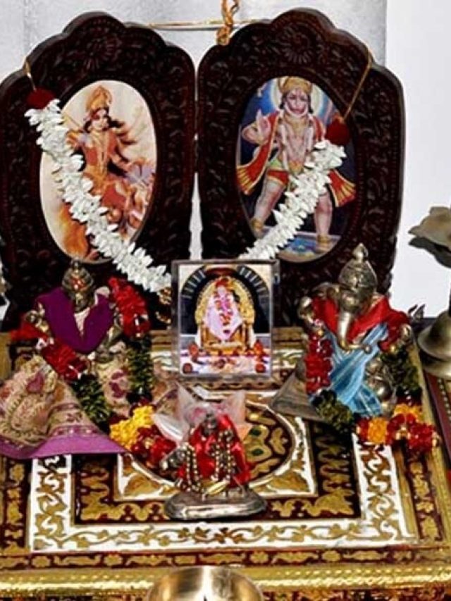 ঠাকুরের আসনে রাখুন এই জিনিস, ভাগ্য বদলে যাবে