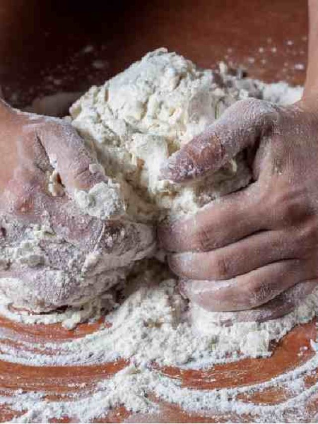 মাখার পর আটা-ময়দায় মাখামাখি আঙুল, ৫ টিপসে চট করে উঠে যাবে