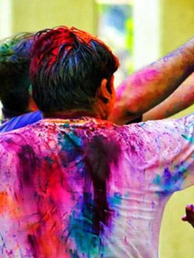 ऐसा करने पर कुछ ही मिनट में चमक उठेंगे होली के रंग लगे कपड़े! देखें वीडियो