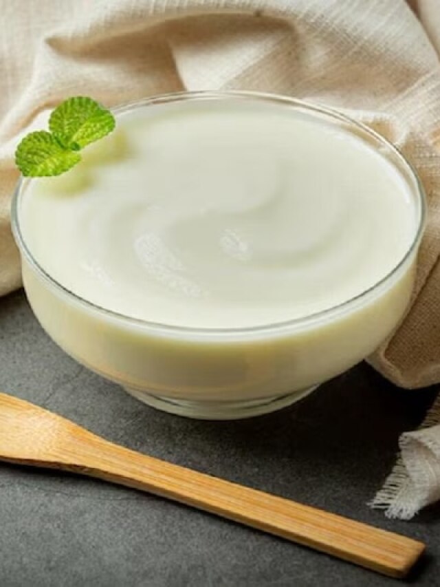 सुबह पेट साफ होने में आती है दिक्कत, तो रात को दही में मिलाकर पी लें ये चीज