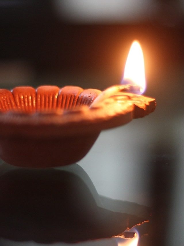 कभी बीच में न बुझाएं जलता हुआ दीया, भविष्य पुराण में बताया बड़ा नुकसान