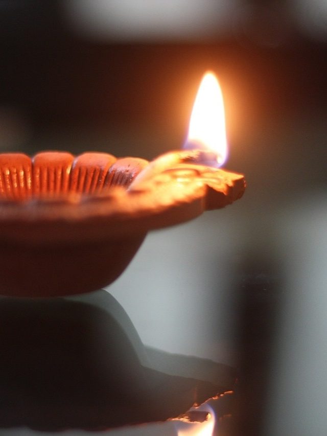 घर की इस दिशा में रोजाना जलाएं दीया, पैसों से भर जाएगी तिजोरी