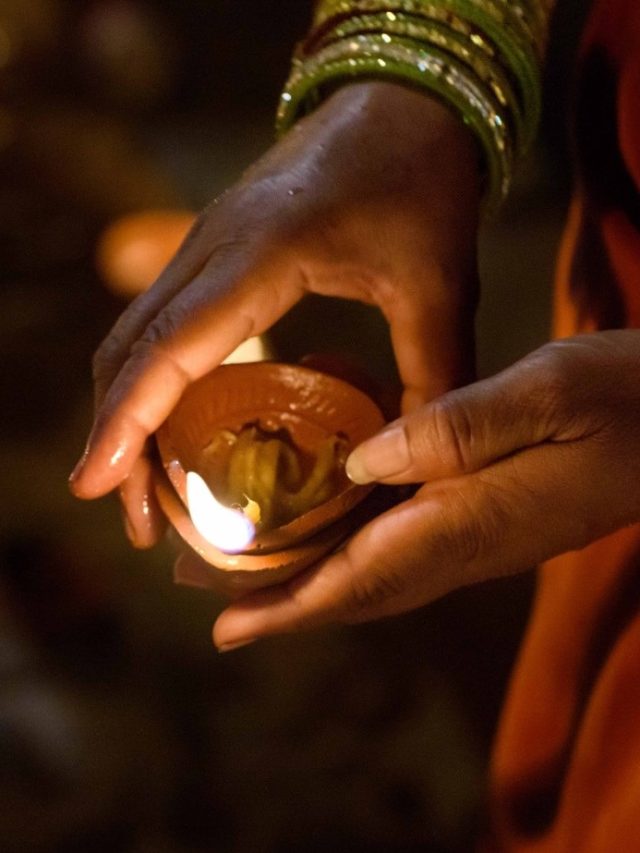 वास्तु टिप्स: घर की इस दिशा में रोजाना जलाएं दीया, पैसों से भर जाएगी तिजोरी