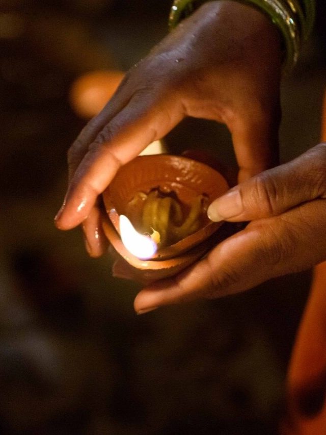 भूलकर भी इस दिशा में न रखें दीया, घर से चली जाएगी खुशहाली