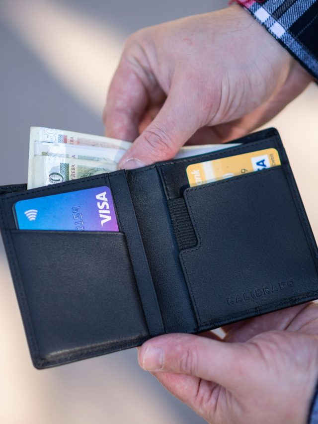 টাকা কালো মানিব্যাগে রাখে অর্থহানি হয়?