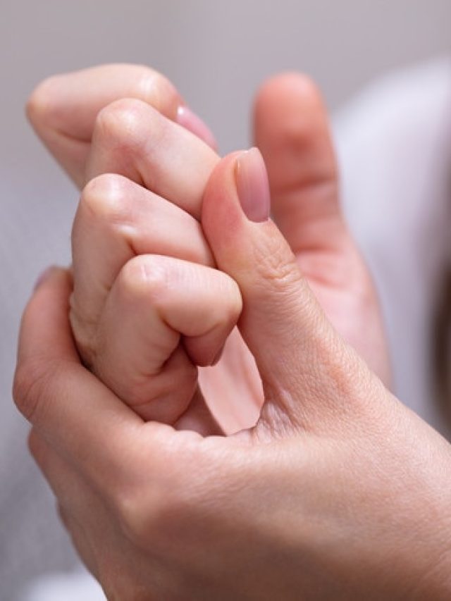 আঙুল মটকালে কেন আওয়াজ হয়? জানুন তাহলে