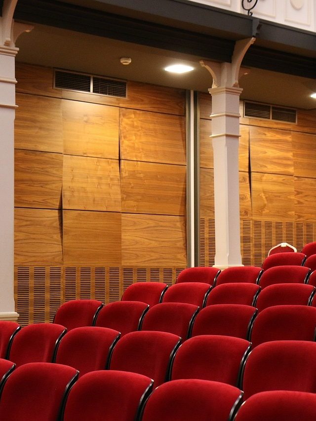 क्या थिएटर में ले जा सकते हैं पानी की बोतल? क्या कहता है कानून