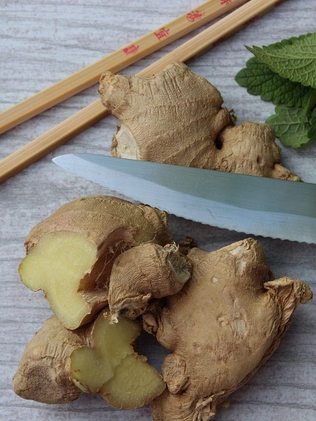 বটি-ছুরি ছাড়াই মিনিটে ছাড়াবেন আদার খোসা, জব্বর ৩ ট্রিক