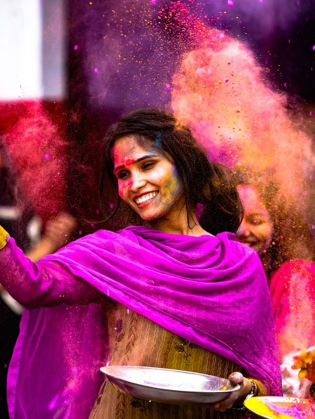 लड़की पर रंग डाला तो करनी पड़ेगी शादी, नहीं तो...यहां होली मनाने की गजब परंपरा