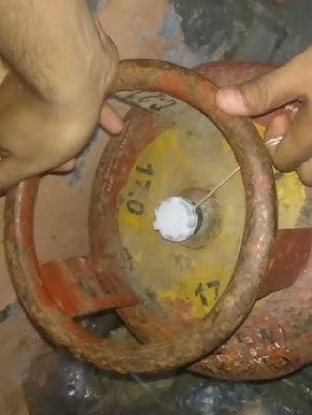 গ্যাস সিলিন্ডারের ক্যাপ খোলার সহজ পদ্বতিটা জানেন? দেখুন