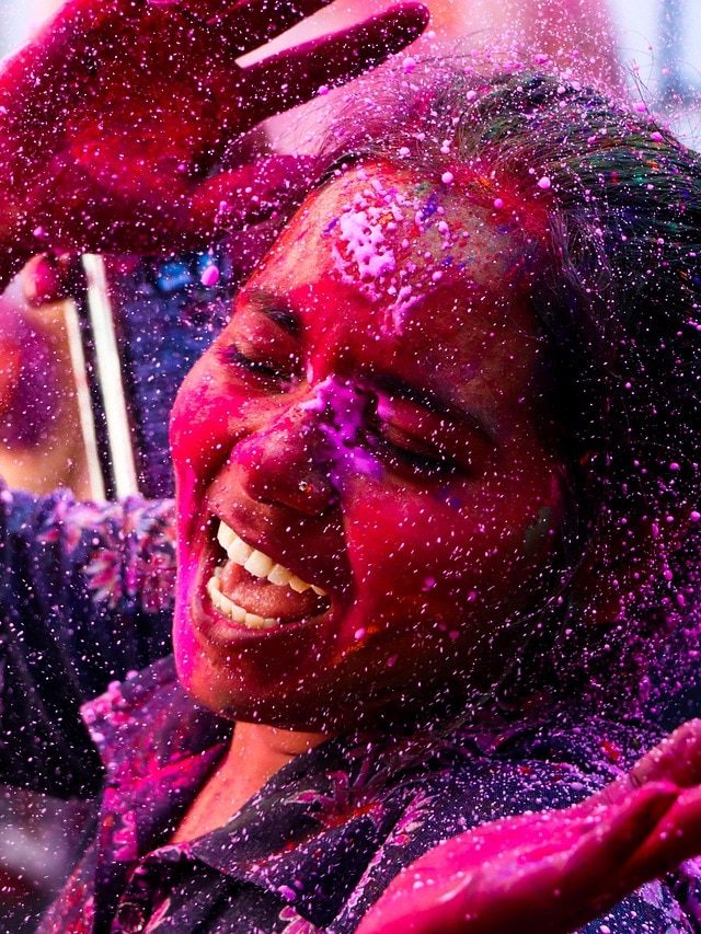 चेहरे पर लगा होली का जिद्दी रंग छूट जाएगा, किचन में रखीं इन चीजों से बना पेस्ट लगाएं