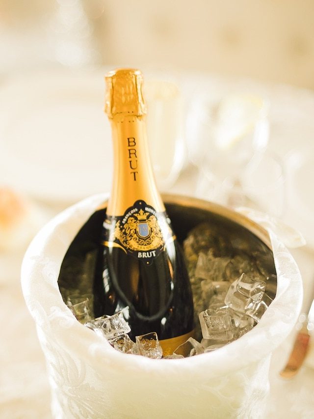 शैंपेन तो शहर का नाम है, फिर जश्न में उड़ाई जाने वाली इस शराब की बोतल में होता क्या है?