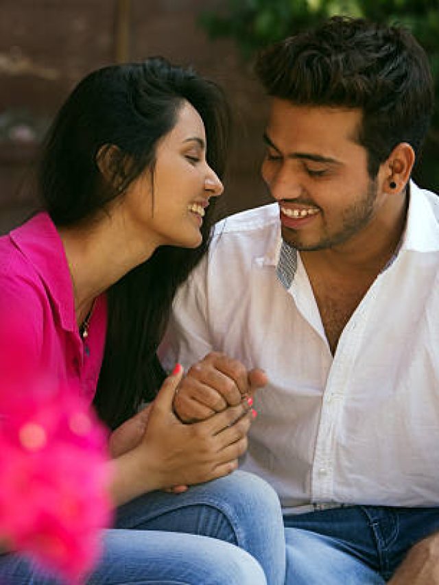 কেউ আপনাকে মনে মনে ভালবাসে, এই ৮ সিগনালেই বুঝে যাবেন