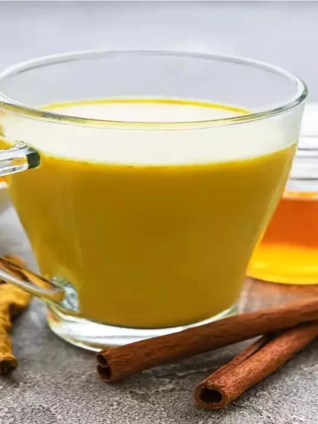 गरम पानी में ये पीली और सफेद चीज मिलाकर पिएं, सुबह पेट अच्छे से होगा साफ