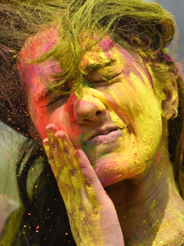 দোলের দিন কোন রাশির কী রঙের পোশাক পরা শুভ?