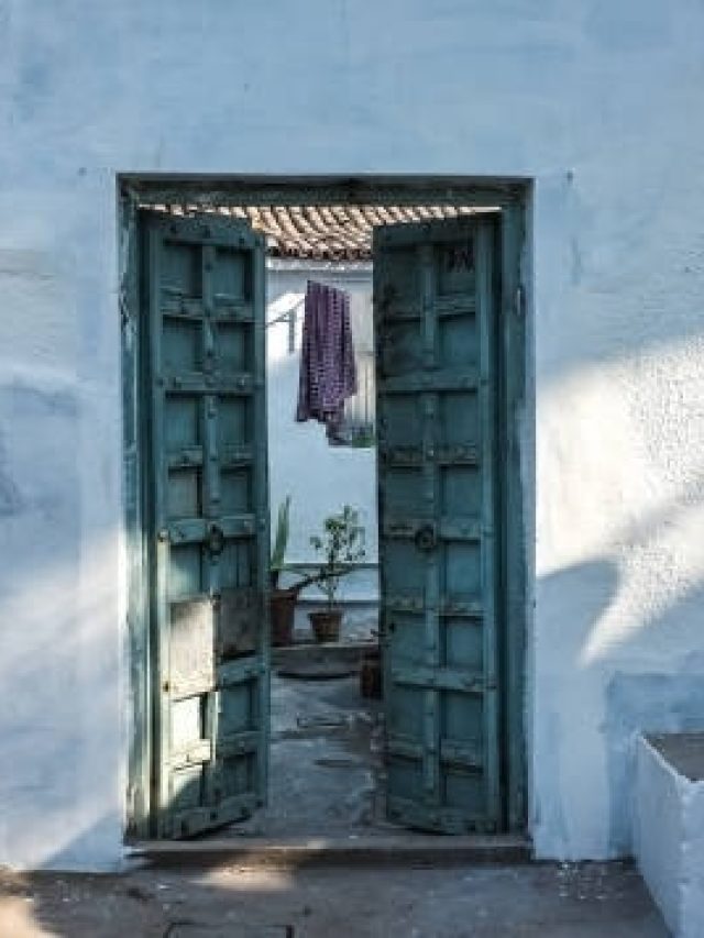 खुशहाली लाएगी दरवाजे पर बंधी ये चीज, घर में नहीं रहेगी गरीबी