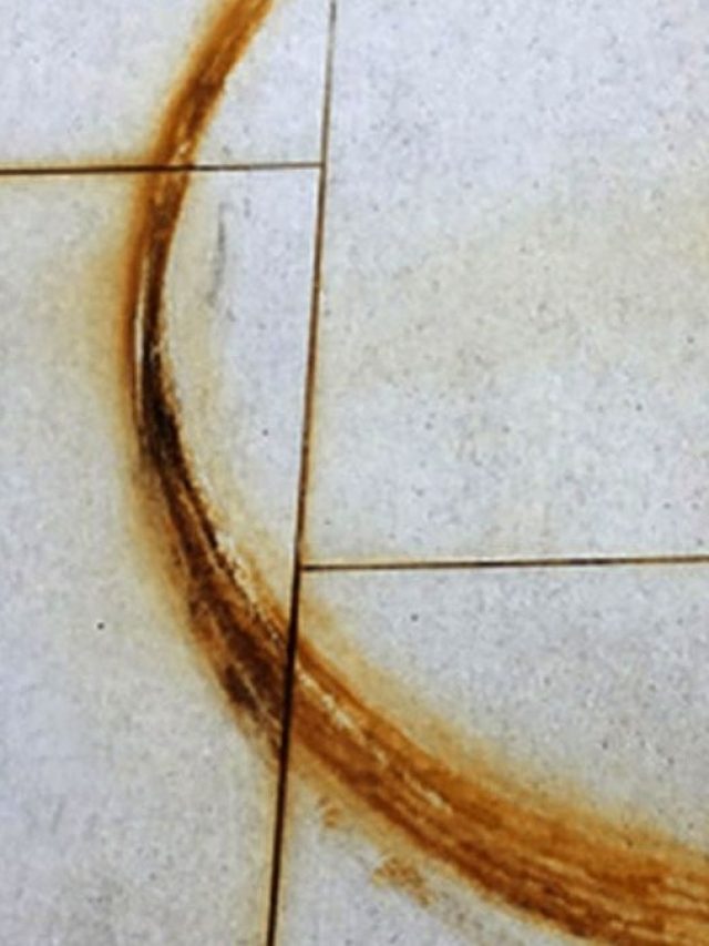 किचन के फर्श पर सिलेंडर रखने से पड़ गए हैं जंग के निशान, मिनटों में ऐसे चमकाएं