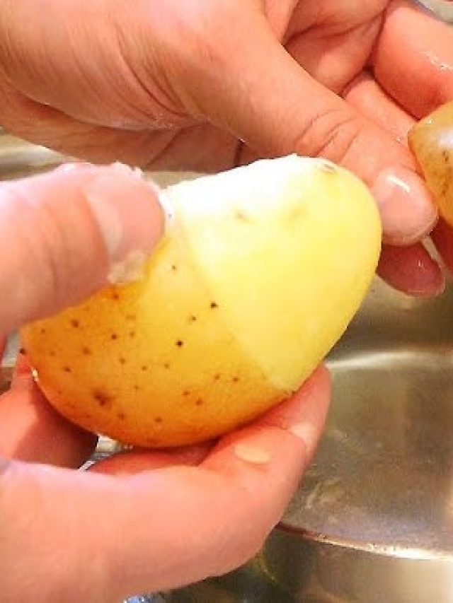 গনগনে গরম সেদ্ধ আলুর খোসা ছাড়াতে জাস্ট লাগবে একটা বাটি, রইল ট্রিক