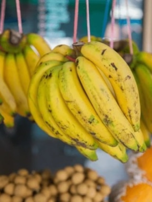 কলা ঝুলিয়ে রাখা হয় কেন? উত্তরটা অনেকেরই জানা নেই
