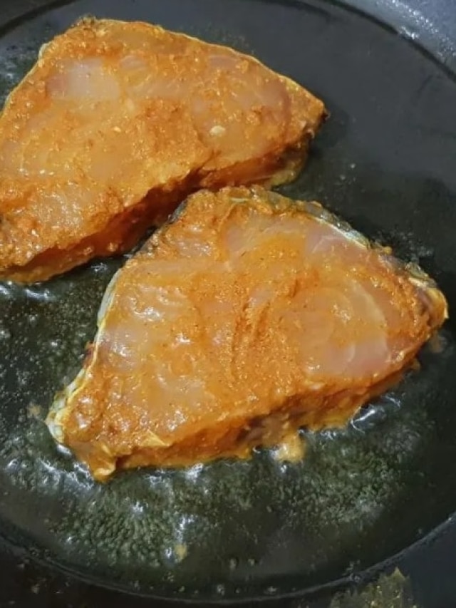 মাছ উল্টাতে গেলেই ভেঙে যাচ্ছে? ভাজারও আছে কায়দা
