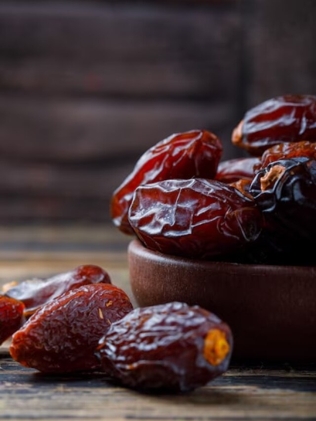 Ramadan 2025: खजूर खाकर ही क्यों खोला जाता है रोजा? जानें इसे खाने के फायदे