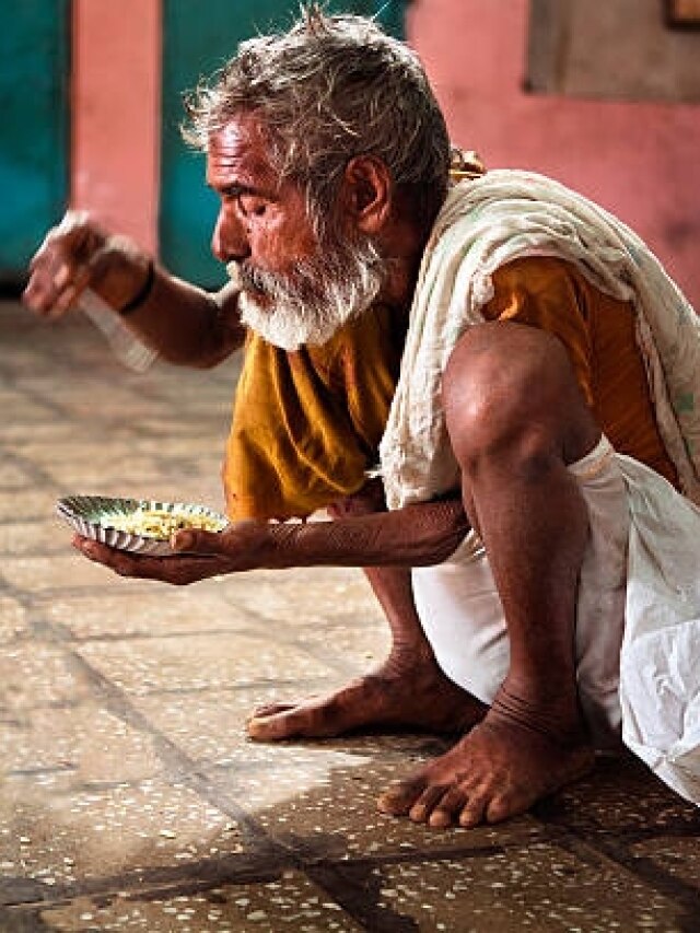 इस दिशा में बैठकर गलती से भी न करें भोजन, हो सकती है आर्थिक हानि